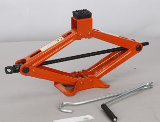 使用車載千斤頂未熄火，險些釀成大事故