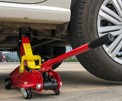 千斤頂頂升車輛一定要拉手剎、熄火