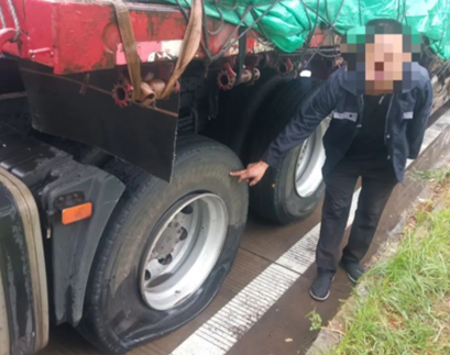 某高速30輛車被釘子扎破，車主用臥式液壓千斤頂更換輪胎