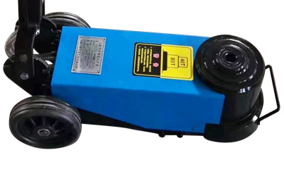 越野車被困排水溝，臥式千斤頂?shù)淖饔貌⒉幻黠@