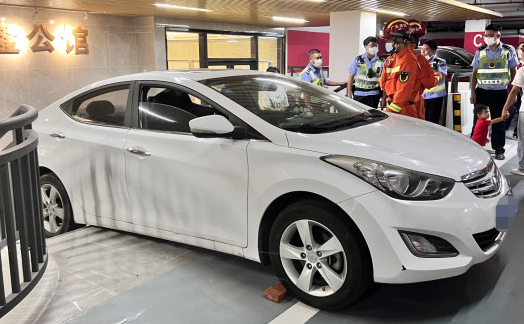 倒車不慎使后輪懸空，臥式千斤頂助您快速脫困